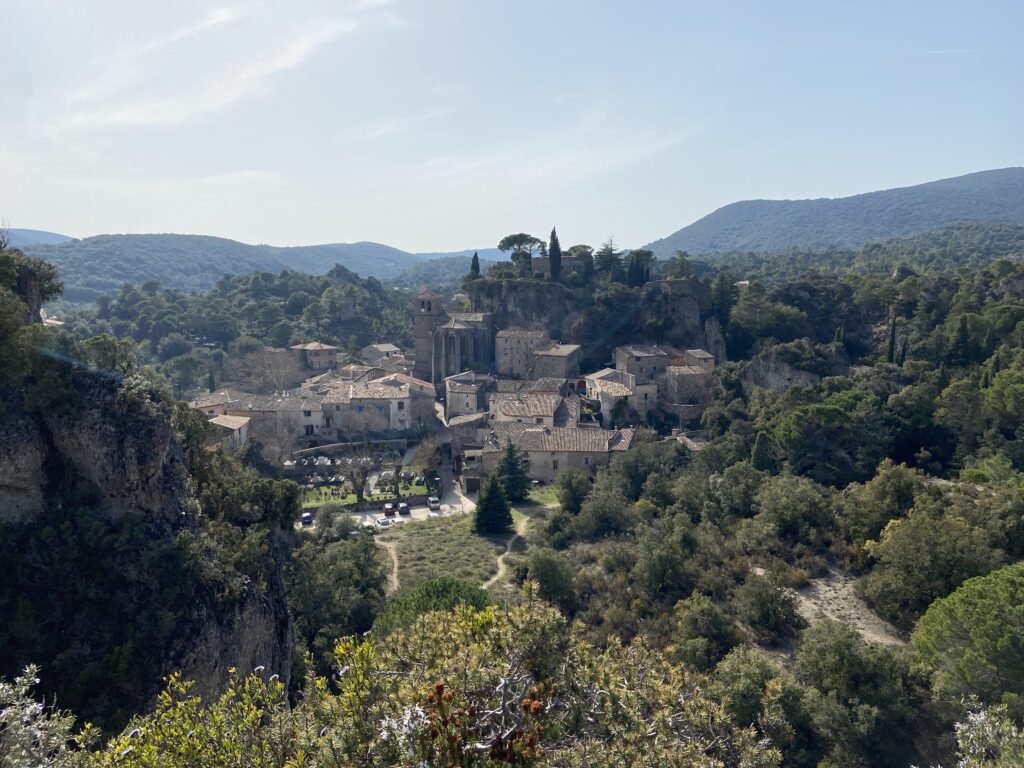 Village pittoresque pour activités pédestres : randonnée, Natur'O Games