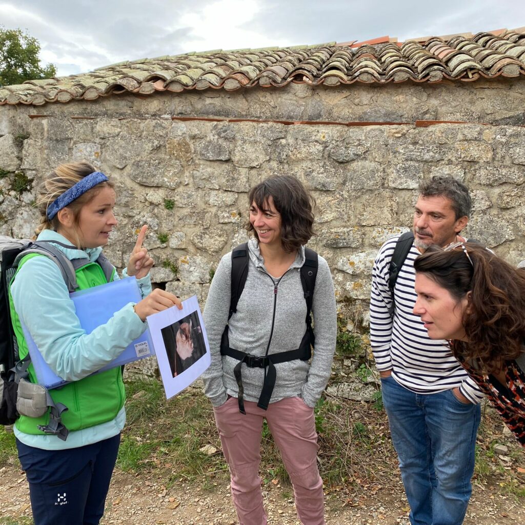 Rando et reportage TV au Pic Saint Loup sommet explications avec accompagnatrice en montagne