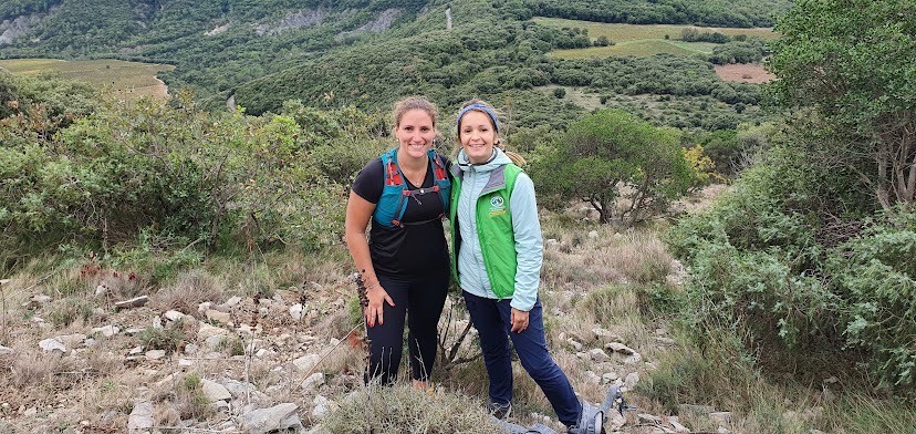 Randonneuse avec l'accompagnatrice en montagne au Pic St Loup