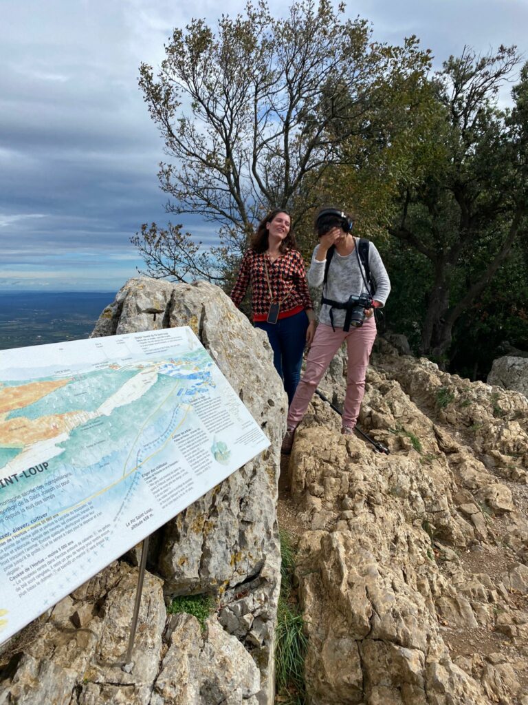 Equipe de reportage France 2 Pic St Loup pendant la randonnée