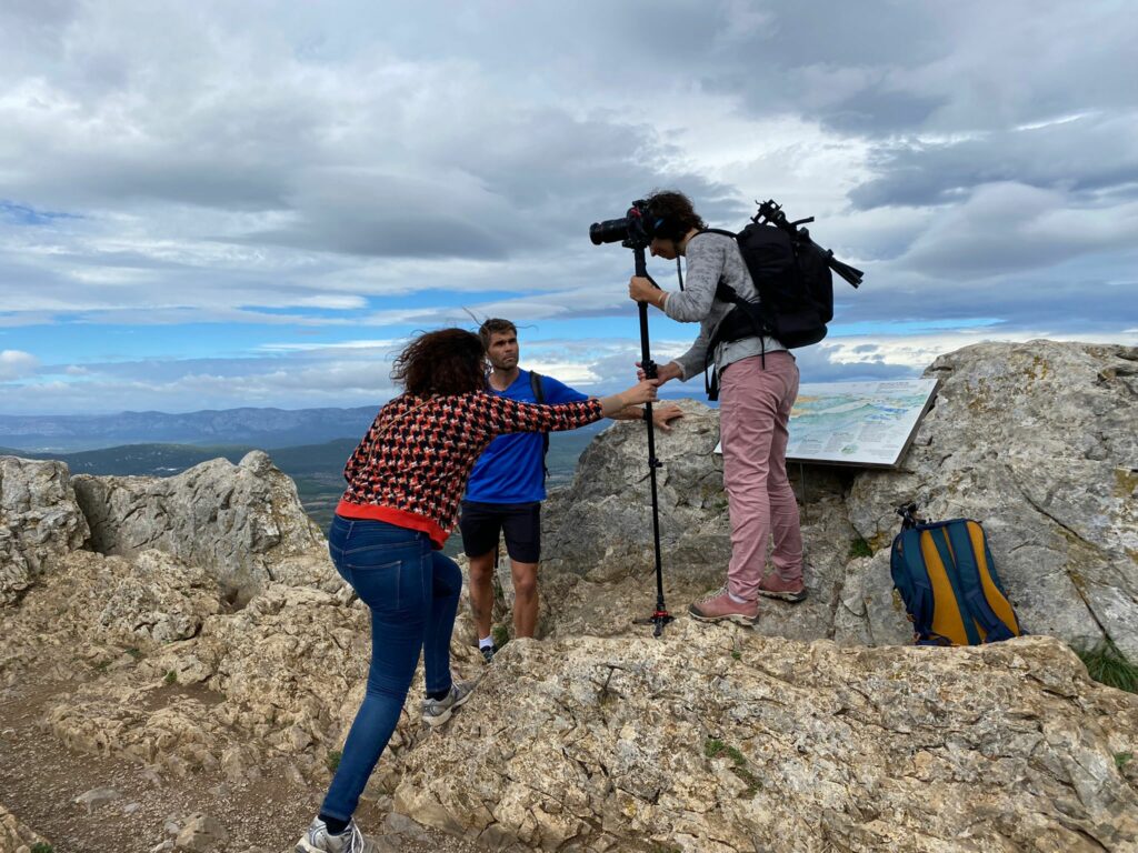 Equipe de reportage France 2 Pic St Loup pendant la randonnée