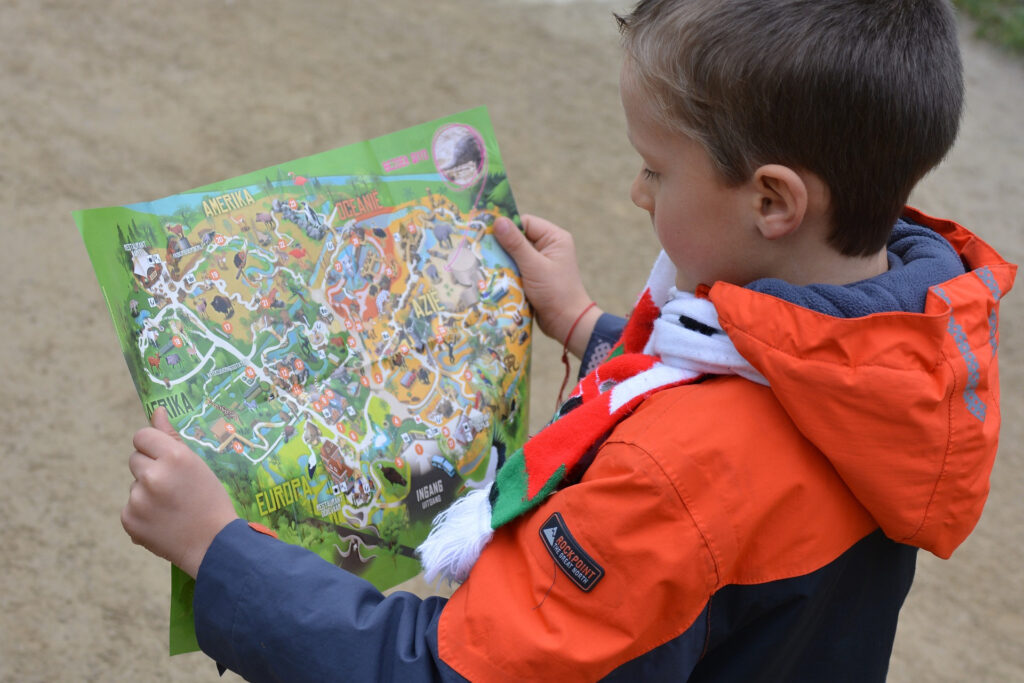 Enfant avec carte pour un Natur'O Game