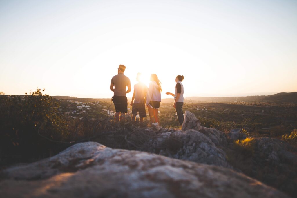 Groupe pendant un Natur'O Game au coucher du soleil