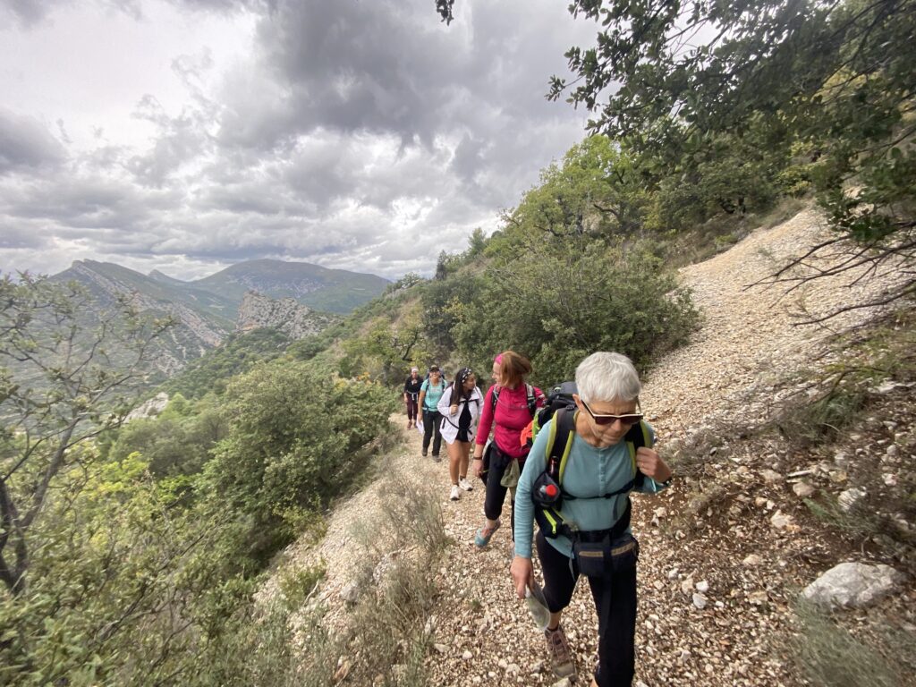 Séjour sport Drôme rand'orientation randonneuse dans la montée