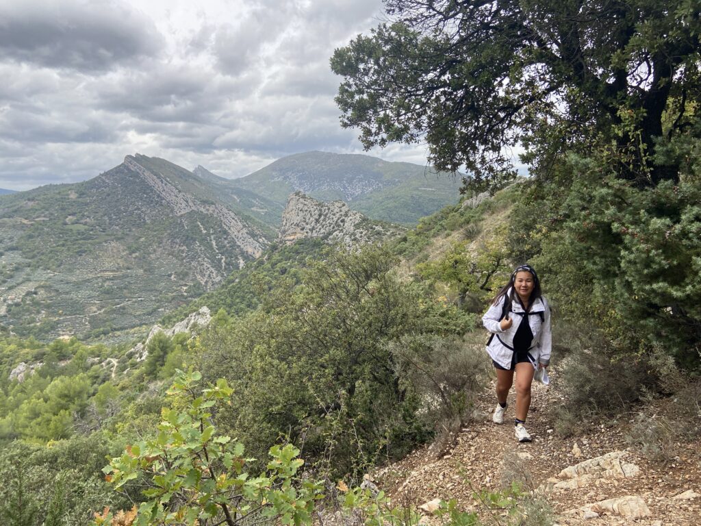 Séjour sport Drôme rand'orientation randonneuse dans la montée