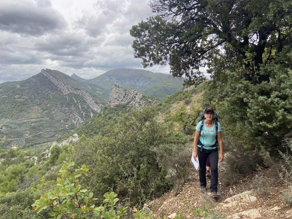 Séjour sport Drôme rand'orientation randonneuse dans la montée