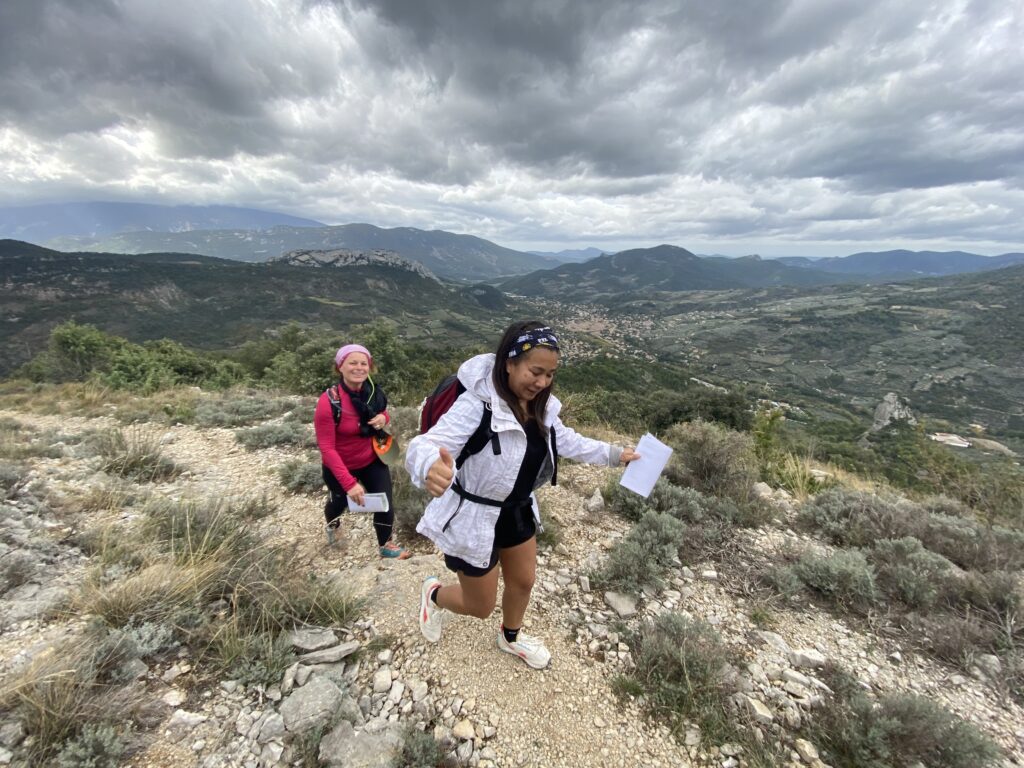 Séjour sport Drôme rand'orientation randonneuse heureuse