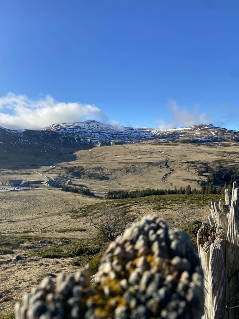 Panorama époustouflant sur le Plomb du Cantal observé pendant la randonnée