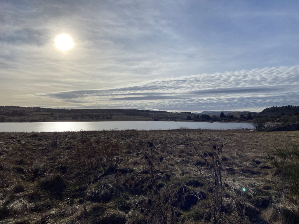 Lac du Pêcher dans le Cantal