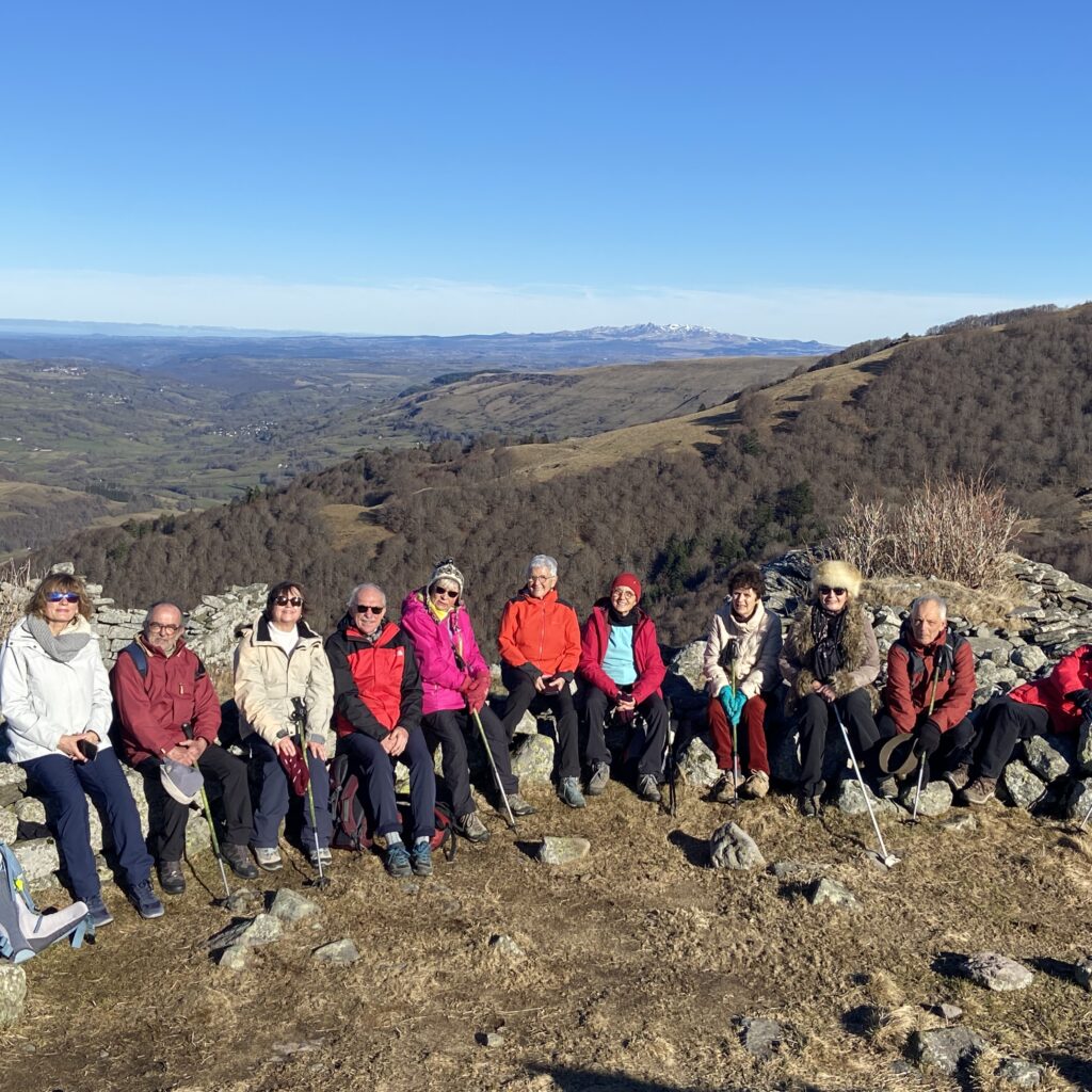 Photo de groupe randonnée Cantal ruines La Garde