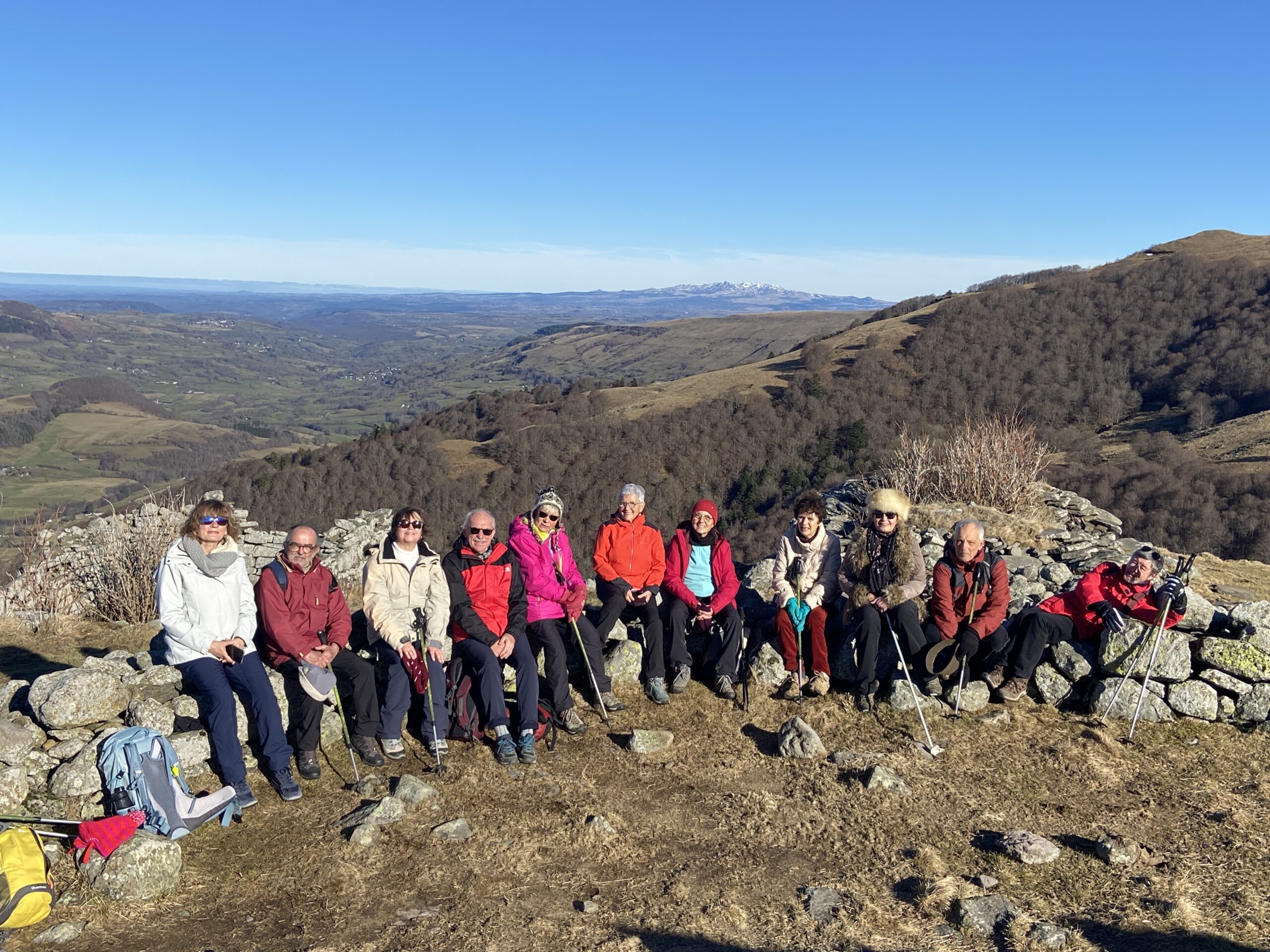 Photo de groupe randonnée Cantal ruines La Garde