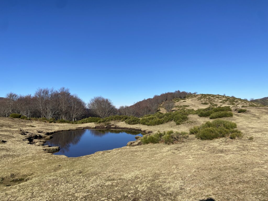 Lac dans le cantal au cours d'une randonnée avec le groupe