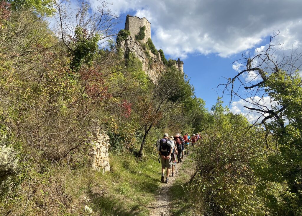 Groupe de randonneurs en montagne gorges Aveyron